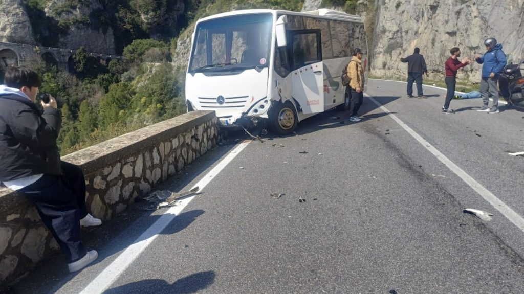 Incidente a Positano: morto giovane centauro. Bus in bilico lungo la statale