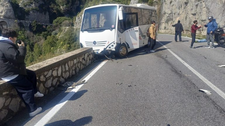 Incidente a Positano: morto giovane centauro. Bus in bilico lungo la statale