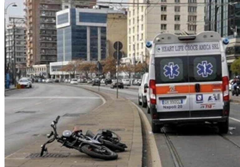 Napoli, ciclista travolto e ucciso da ambulanza: a processo il conducente