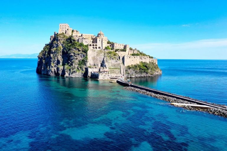 Ischia, l’isola dove il tempo si ferma e la bellezza ricomincia