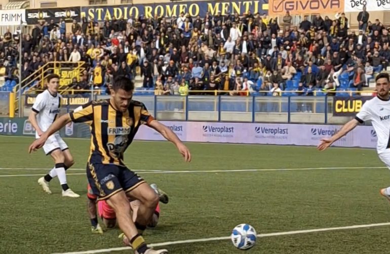 La Juve Stabia blinda capitan Candellone: rinnovo fino al 2027. Ufficiale anche Petrovic
