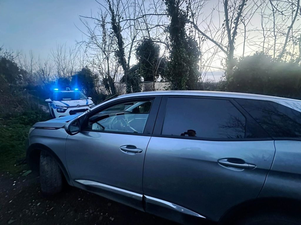 Arzano, ladri di auto inseguiti dalla polizia locale: le abbandonano