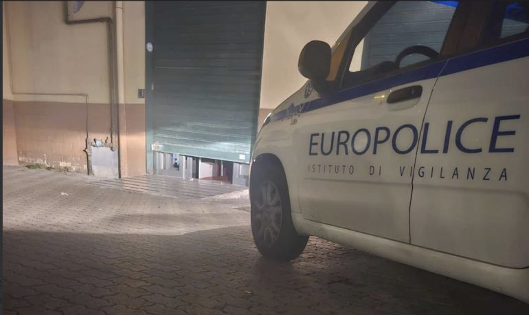 Casavatore, tentato furto ai danni di un negozio: la vigilanza mette in fuga i ladri