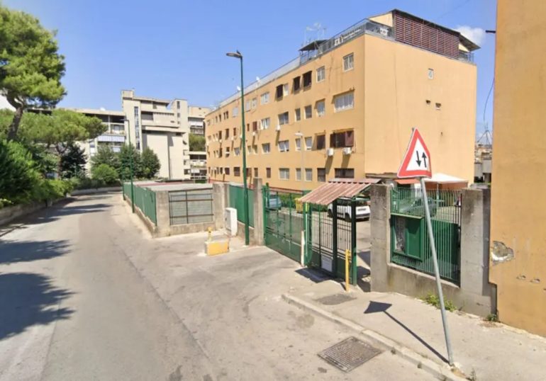 Napoli, sorpresi spacciare nel Lotto K di Scampia: presi due giovani pusher