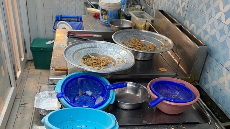 Napoli, chiusa risto-pescheria di via Tribunali per gravi irregolarità igienico-sanitarie