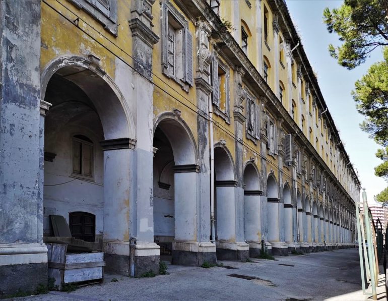 Napoli, discoteca fuorilegge nell’ex ospedale militare