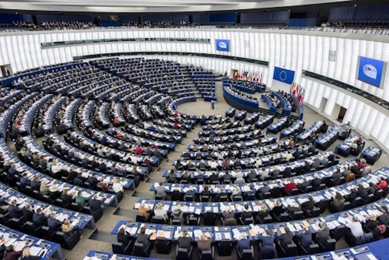 Scandalo al Parlamento Europeo: Blitz contro lobbisti di Huawei, indagato ex assistente di eurodeputati italiani