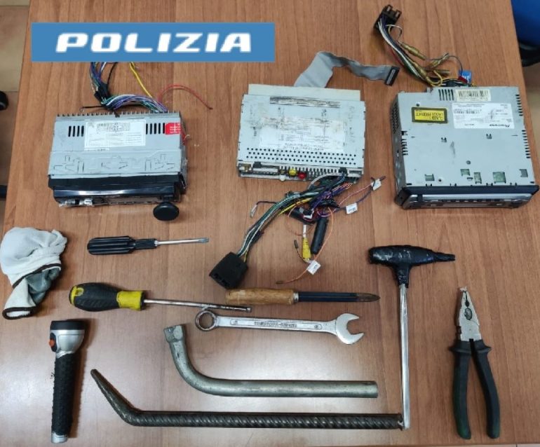 Arenella, sorpreso con diversi arnesi atti allo scasso: 53enne denunciato dalla polizia