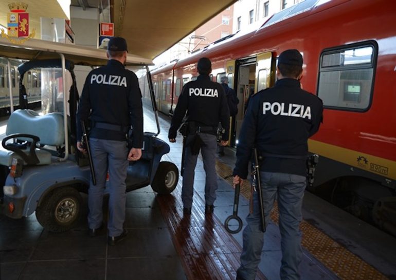 Napoli, molesta una minore sul treno: arrestato 56enne
