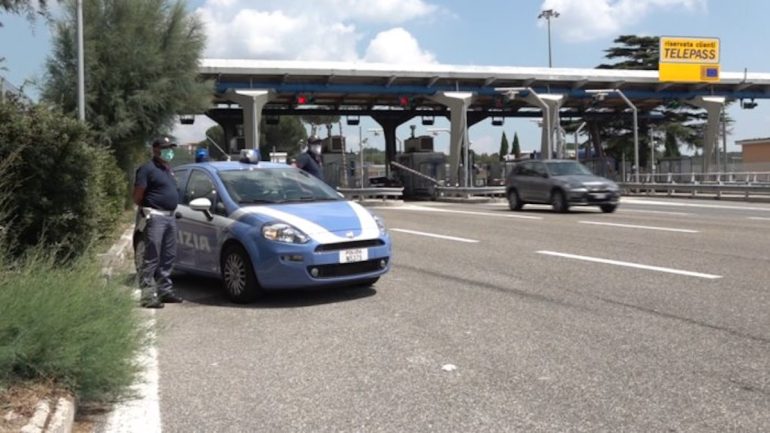 Avellino, sequestrati in autostrada due quintali di dolci indiani privi di tracciabilità