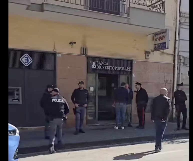 Frattamaggiore, rapinatori arrestati in banca mentre tentano il colpo