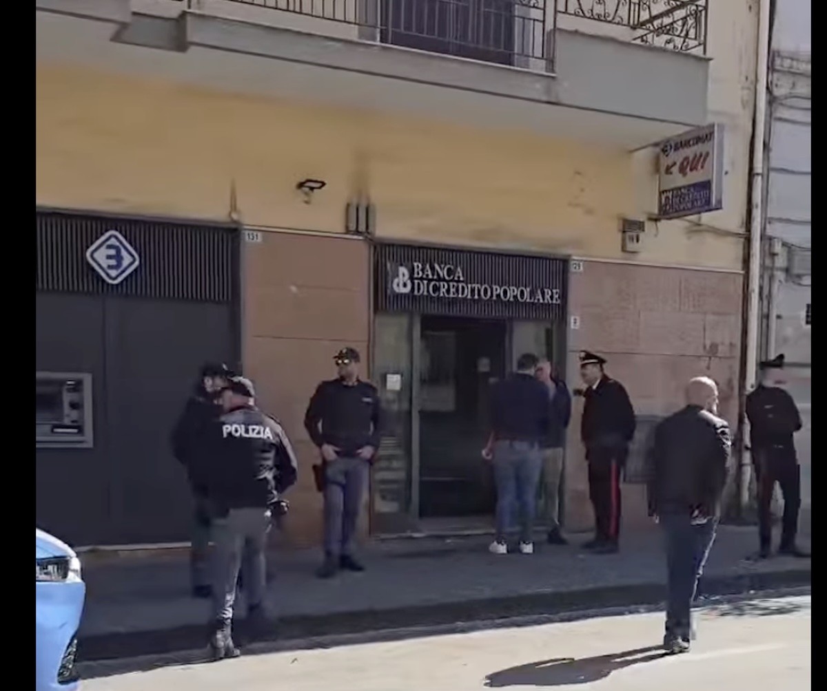 Frattamaggiore, rapinatori arrestati in banca mentre tentano il colpo
