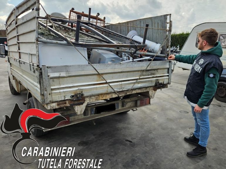 Aversa, trasporta rifiuti speciali senza autorizzazione: denunciato, sequestrato autocarro