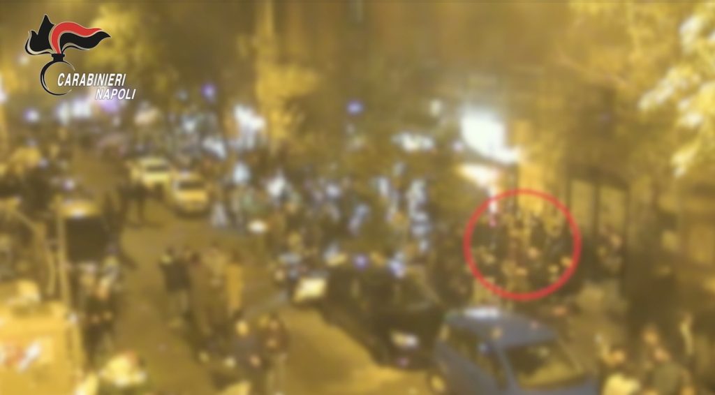 Maxi rissa nel cuore di Napoli, giovani armati di coltello seminano il panico: tre arresti