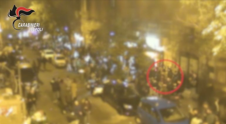 Maxi rissa nel cuore di Napoli, giovani armati di coltello seminano il panico: tre arresti