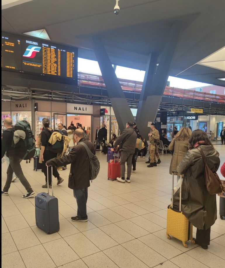 Guasto tecnico sulla linea AV Roma-Napoli: treni in ritardo fino a 90 minuti