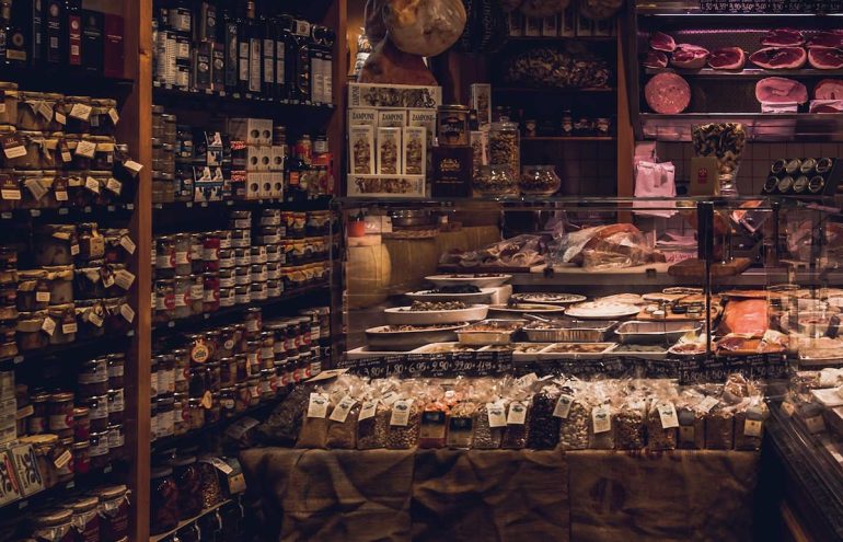 Napoli, la legge “Salva suicidi” aiuta un salumiere sommerso dai debiti