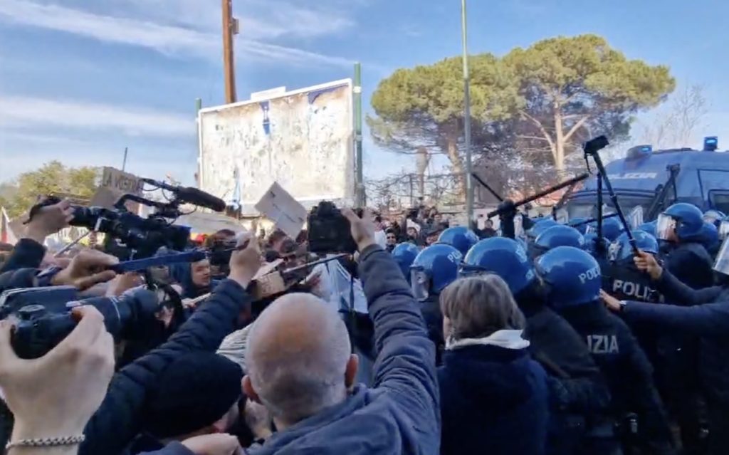 Tensione al corteo dei Campi Flegrei, cariche della polizia e poi uova contro gli agenti