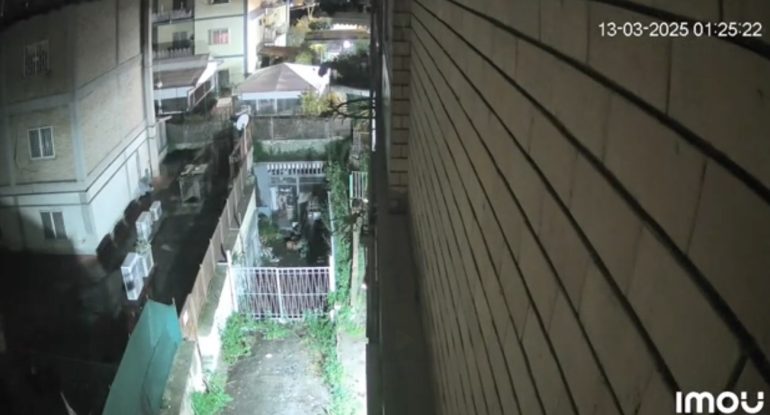 Napoli, la telecamera che oscilla e il cane che abbaia: il video della scossa a Bagnoli