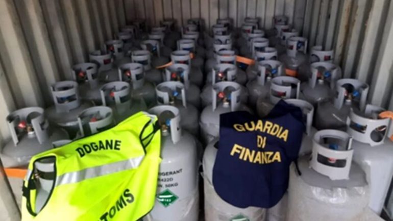 Scafati, maxi-sequestro di bombole di gas refrigerante di contrabbando: cinque denunce
