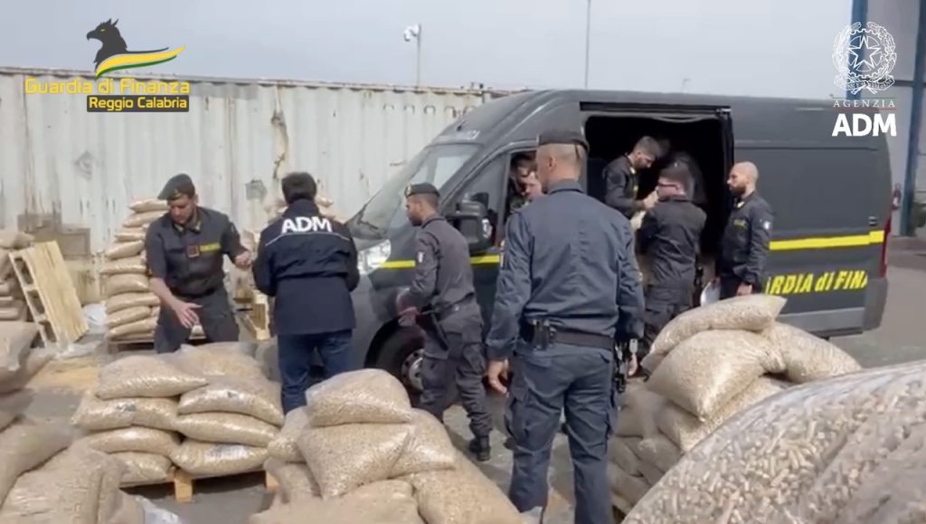 Maxi-sequestro di una tonnellata cocaina al porto di Gioia Tauro