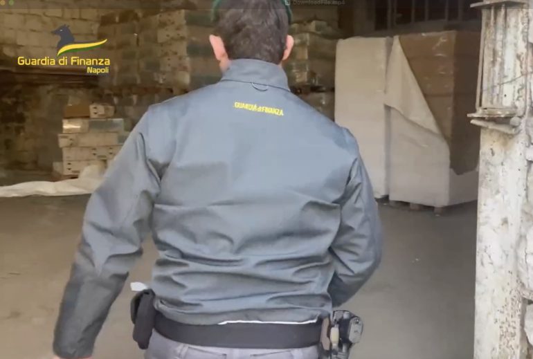 Napoli, maxi sequestro di sigarette di contrabbando: arrestato un 51enne