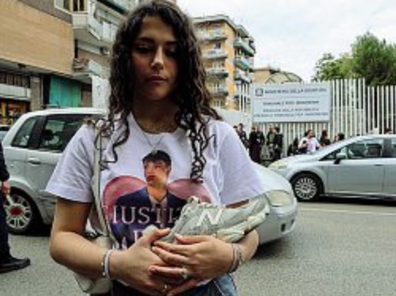 Simona e la scarpa di Santo Romano: “Ci dormo anche, non riesco a separarmene”