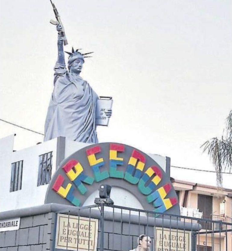 Acerra, Carnevale della discordia: statua della Libertà con mitra e dedica ai carcerati scatena la polemica