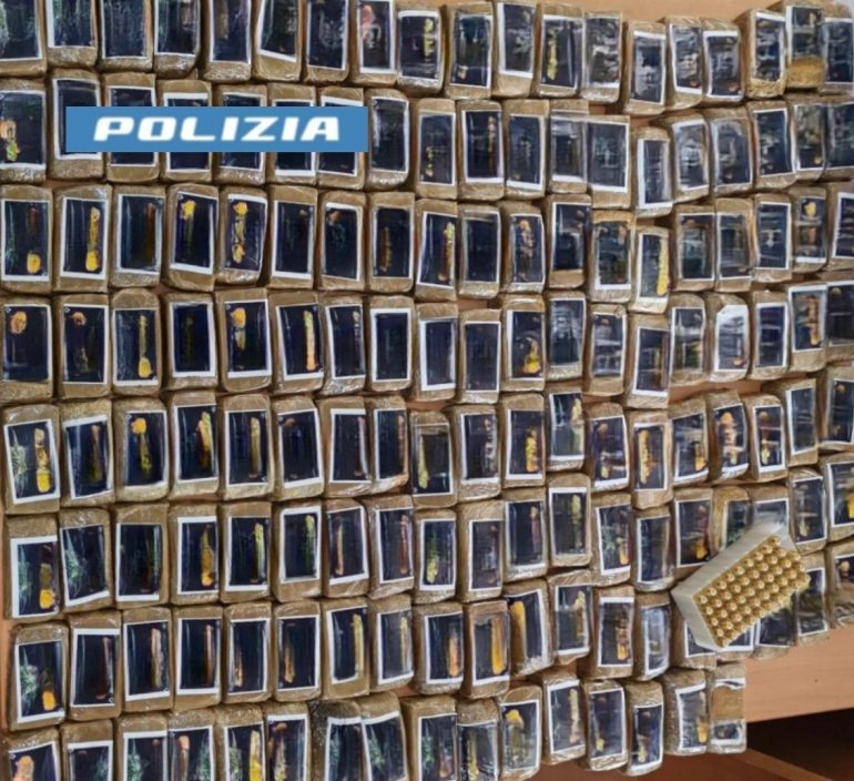 Napoli, blitz della polizia a Scampia: sequestrati 15 kg di hashish e munizioni