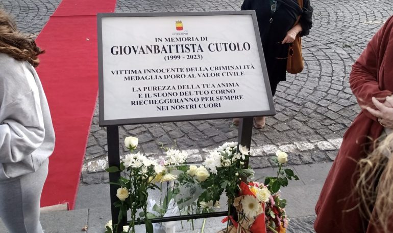 Napoli ricorda Giogiò Cutolo: una targa in piazza Municipio per il giovane musicista ucciso