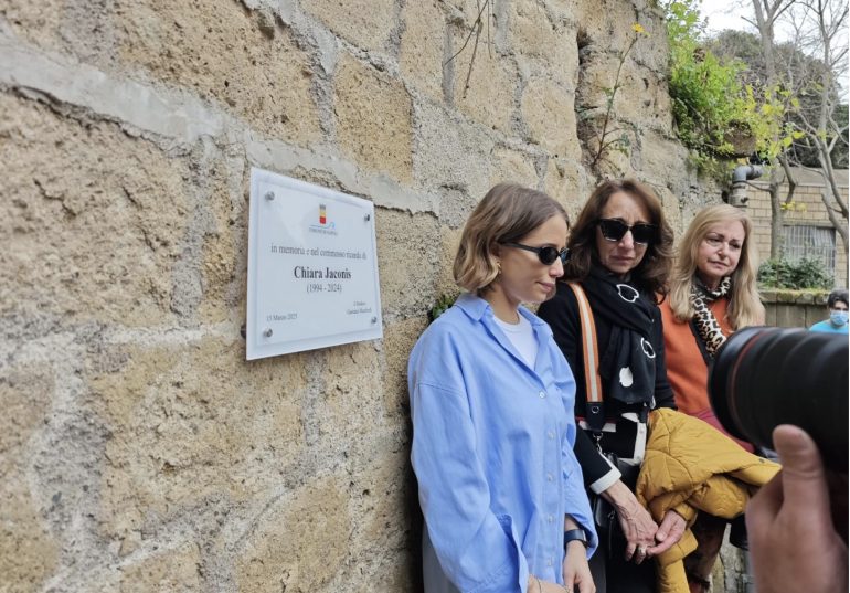Napoli ricorda Chiara Jaconis: una bouganville e una targa al Parco Viviani