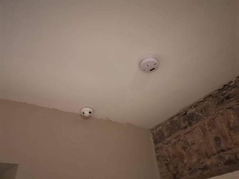 Napoli, telecamere nascoste in una stanza d’albergo: denunciato il proprietario