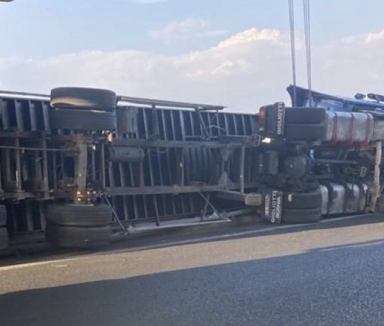 Napoli, Tangenziale bloccata: si ribalta Tir con carburante