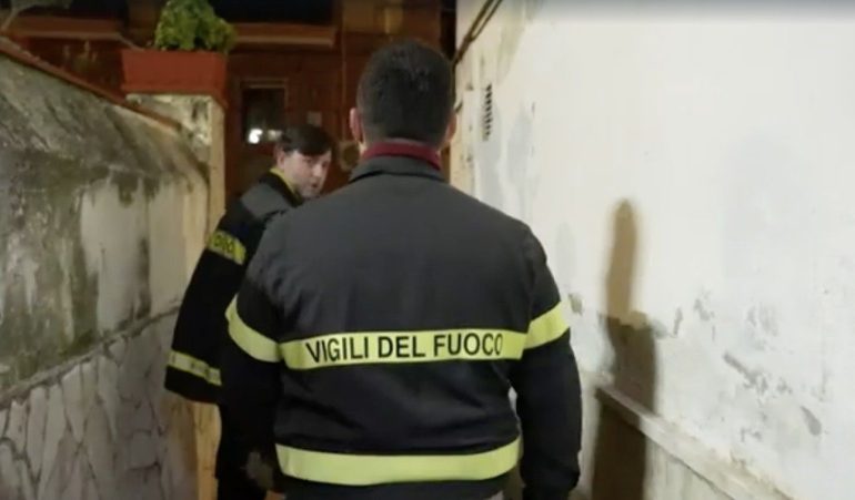 Incendio in un appartamento a Melito: cinque intossicati lievi