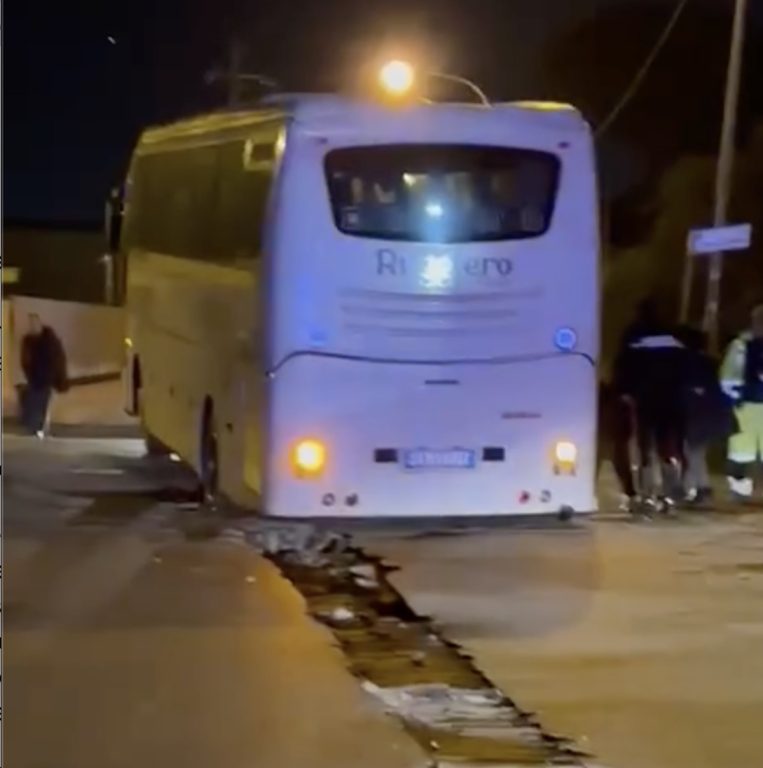 Pomigliano, voragine inghiotte bus turistico: tragedia sfiorata
