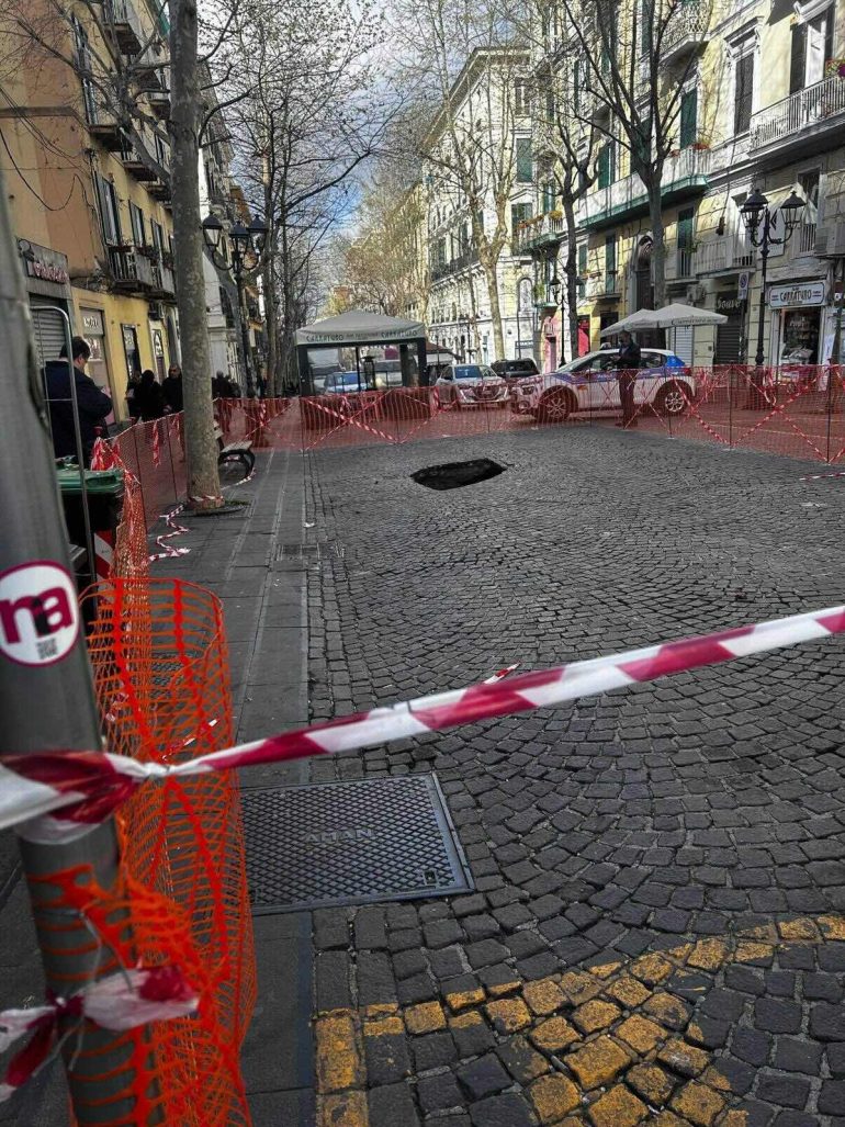 Napoli, voragine di 2 metri in strada al Vomero: camion Nu resta incastrato