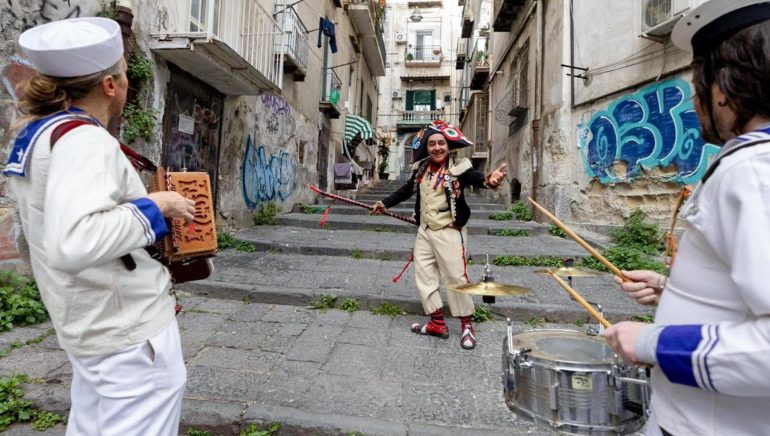 Napoli, i musicisti di strada protestano contro i limiti di decibel imposti dal Comune