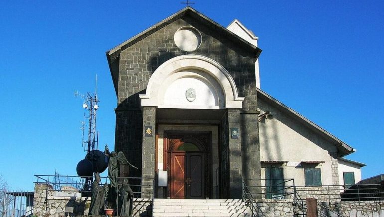 Tragedia della funivia, lunedì messa in suffragio delle vittime sul Faito. La lettera di Don Catello suscita polemiche