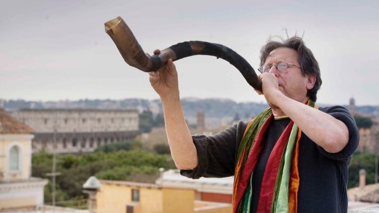Al Teatro Palladium si celebra Alvin Curran con un’opera che unisce suoni e immagini, ma è davvero un tributo o solo un’altra trovata per attrarre il pubblico?