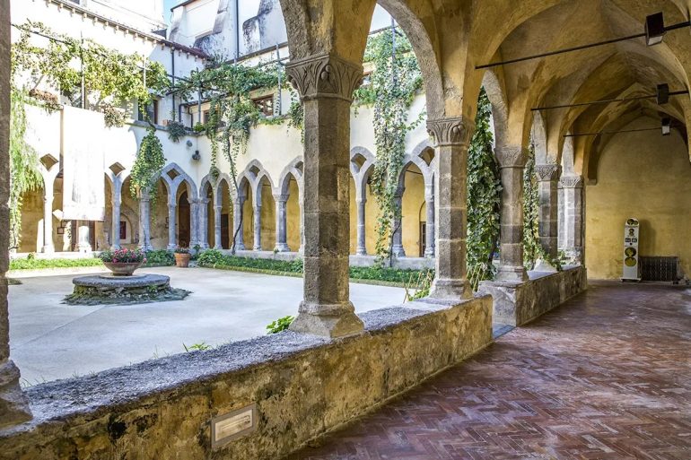 Sorrento, San Francesco tra Arte e Devozione: una mostra imperdibile nella biblioteca del celebre Chiostro