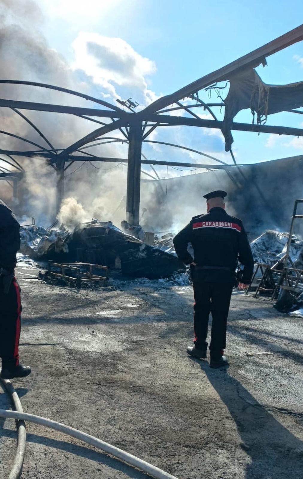 Pozzuoli, incendio in rimessaggio: in fiamme 50 barche