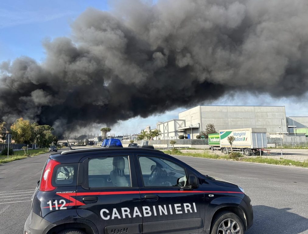 Incendio in azienda chimica a Pascarola: nube nera visibile da tutta l’area metropolitana di Napoli