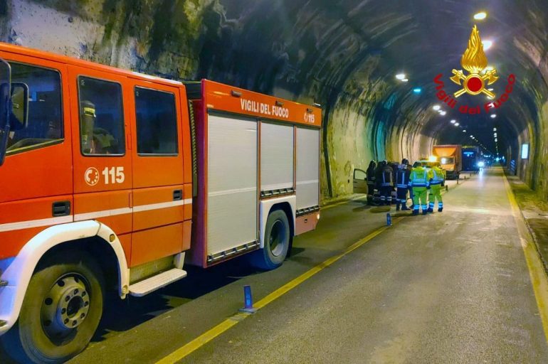 Incidente sul raccordo Avellino-Salerno: auto si ribalta, chiuso il tunnel Monte Pergola