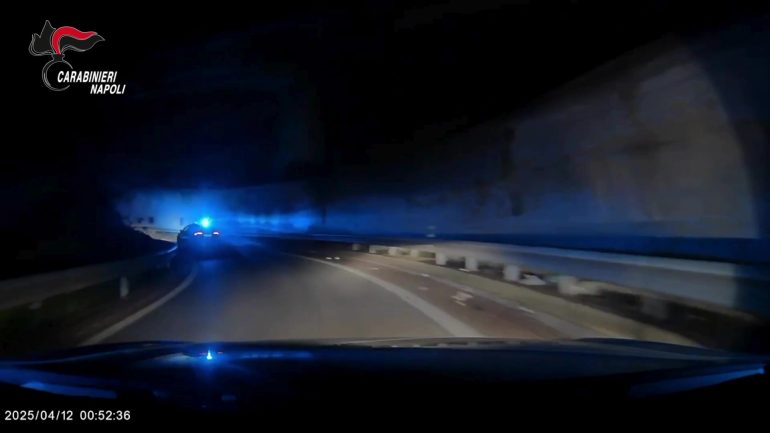 Bacoli, furto d’auto e fuga rocambolesca: 2 arrestati