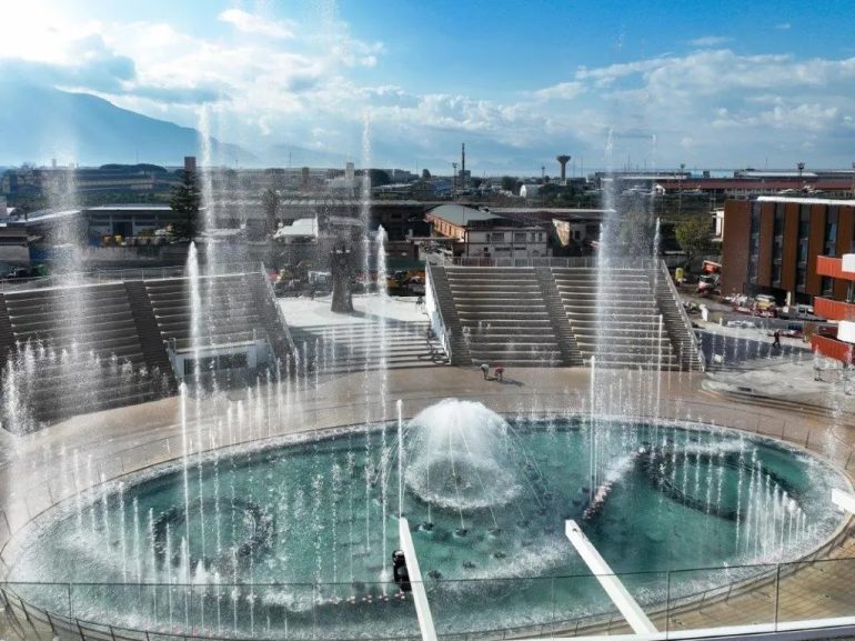 La fontana più grande d’Italia sbarca al MaxiMall di Pompei: uno spettacolo d’acqua, luce e tecnologia