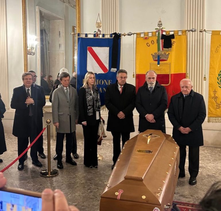 Napoli saluta Roberto De Simone: aperta la camera ardente al San Carlo, domani i funerali nel Duomo