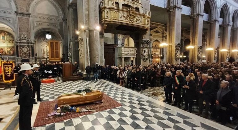 Napoli dice addio a Roberto De Simone: tammurriata e commosso omaggio al maestro