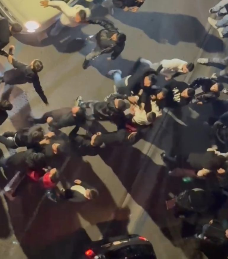 Giugliano, rissa tra giovanissimi in piazza Gramsci: il video diventa virale. Residenti esasperati chiedono interventi