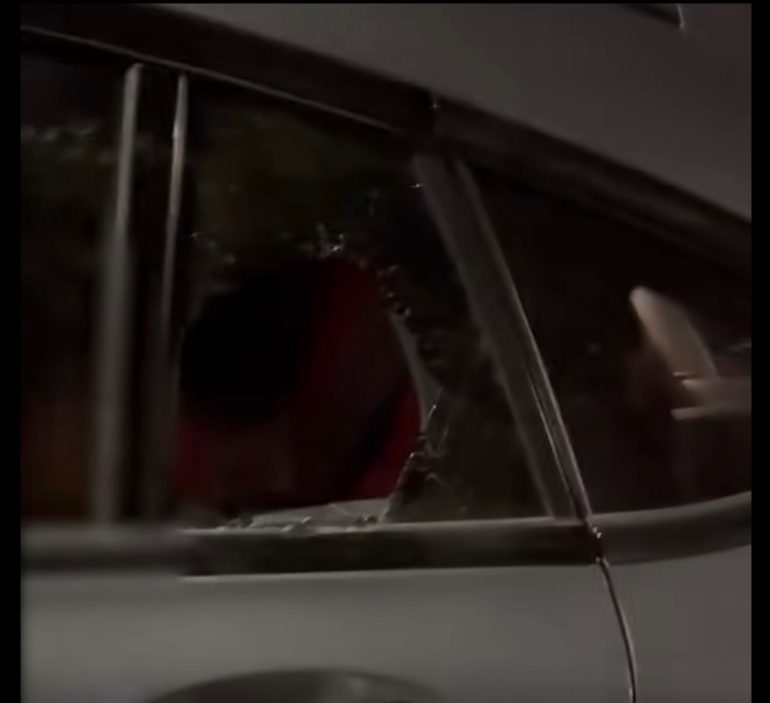 Napoli, “Se non paghi, qui non parcheggi”: il racket dei parcheggiatori abusivi a Coroglio