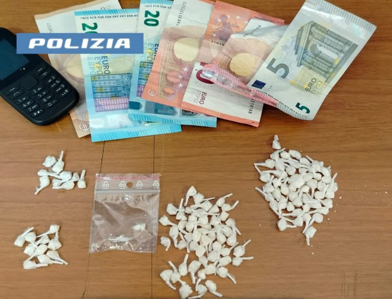 Napoli, pusher pakistano sorpreso in piazza San Francesco di Paola: arrestato 